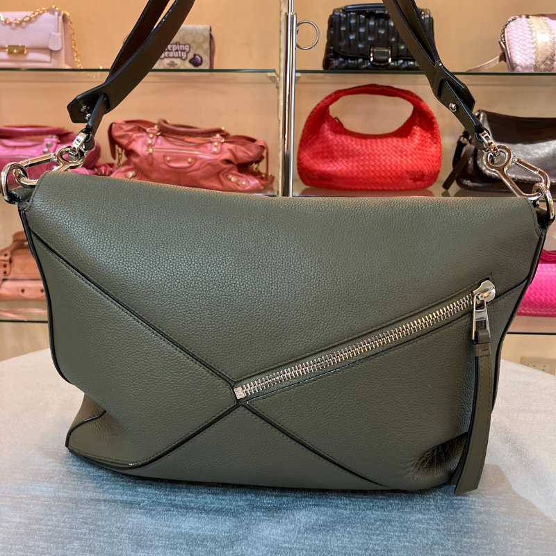 【舊愛新歡】LOEWE深卡其綠色郵差側背包 中性 男士-2