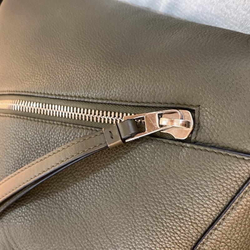 【舊愛新歡】LOEWE深卡其綠色郵差側背包 中性 男士-20