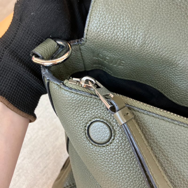 【舊愛新歡】LOEWE深卡其綠色郵差側背包 中性 男士-21