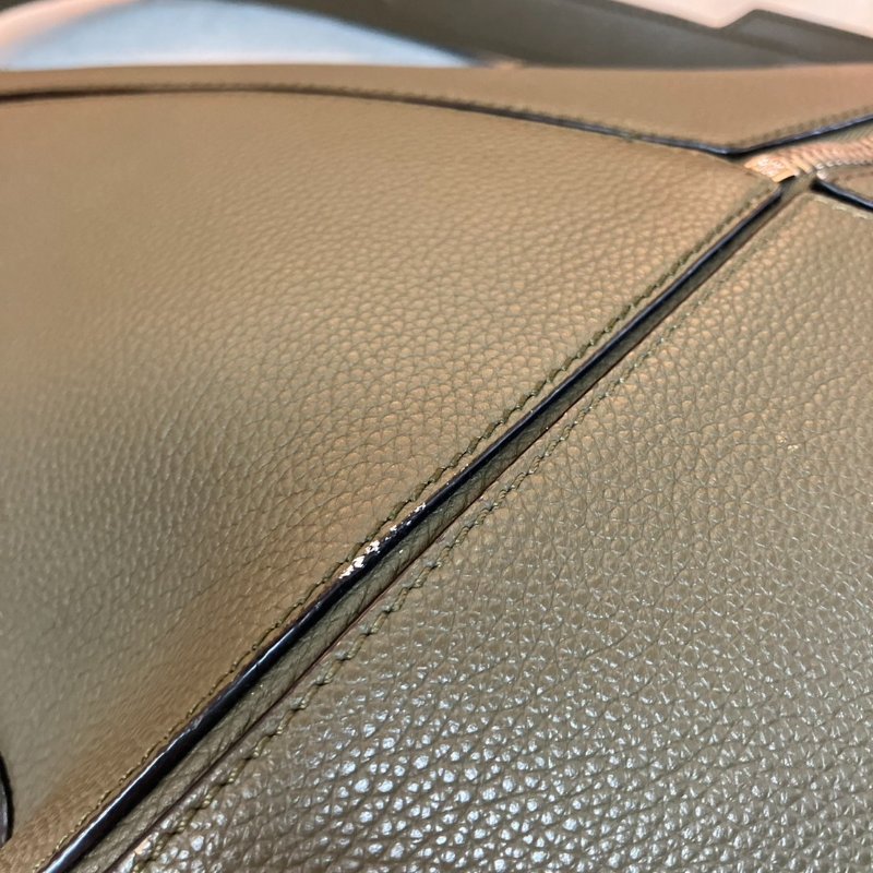 【舊愛新歡】LOEWE深卡其綠色郵差側背包 中性 男士-26