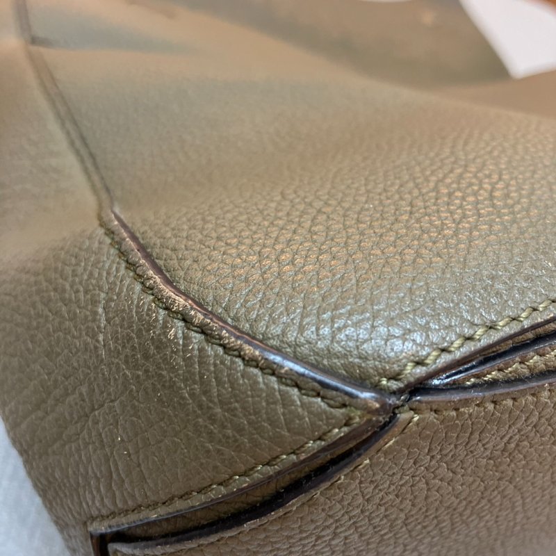 【舊愛新歡】LOEWE深卡其綠色郵差側背包 中性 男士-35