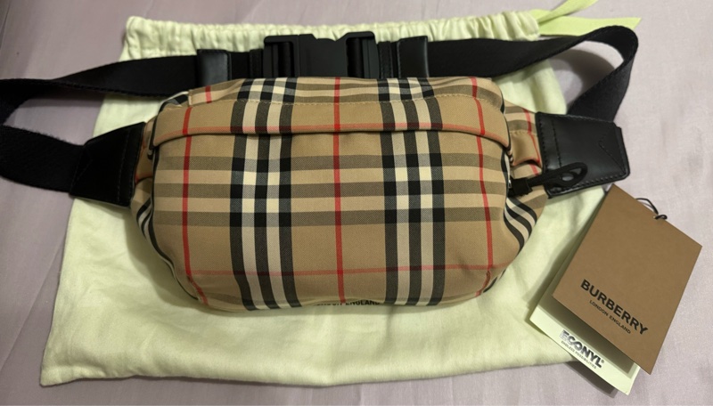 Burberry經典款格紋腰包 95成新（米色）百貨公司購入-0