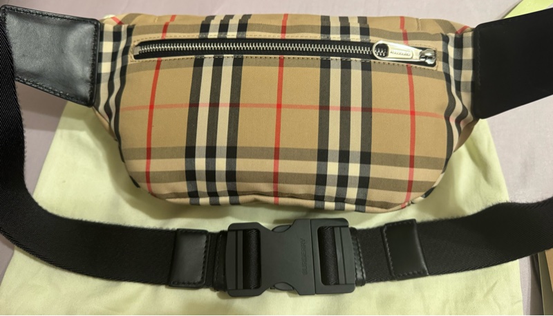 Burberry經典款格紋腰包 95成新（米色）百貨公司購入-1