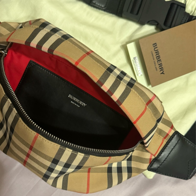 Burberry經典款格紋腰包 95成新（米色）百貨公司購入-3