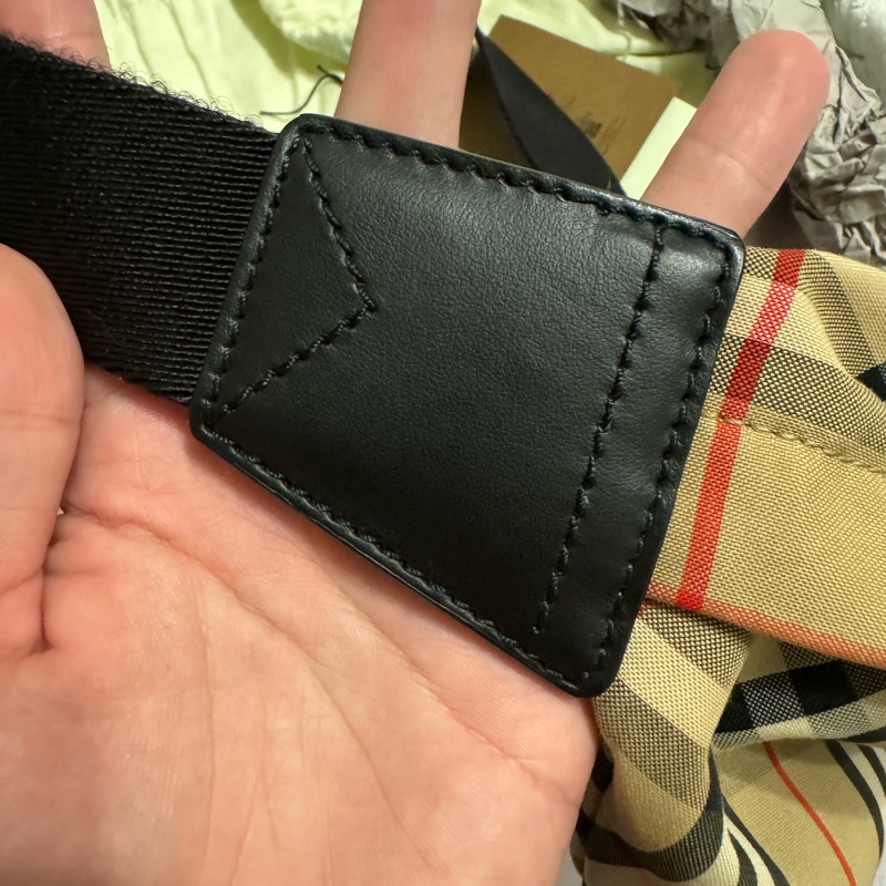 Burberry經典款格紋腰包 95成新（米色）百貨公司購入-8