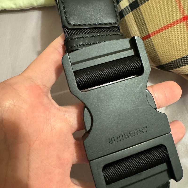 Burberry經典款格紋腰包 95成新（米色）百貨公司購入-9