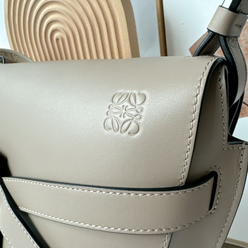 LOEWE 沙色 Small Gate bag 新款小號斜背包-1