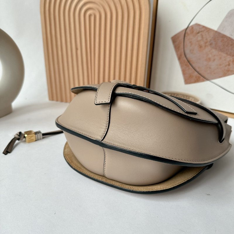 LOEWE 沙色 Small Gate bag 新款小號斜背包-4