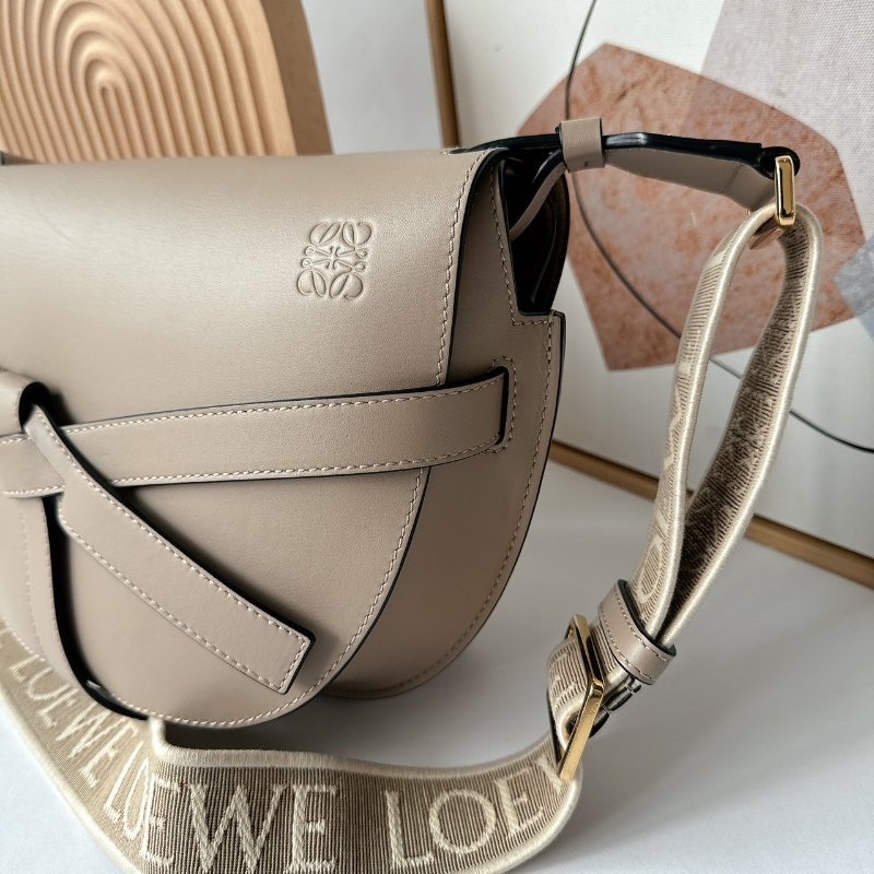 LOEWE 沙色 Small Gate bag 新款小號斜背包-5