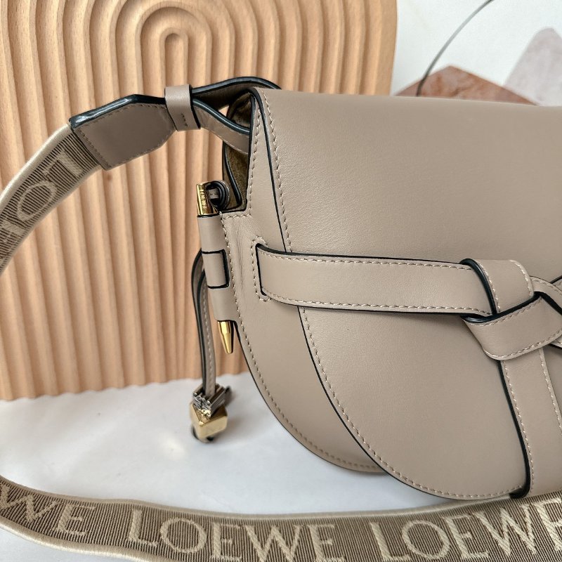 LOEWE 沙色 Small Gate bag 新款小號斜背包-6