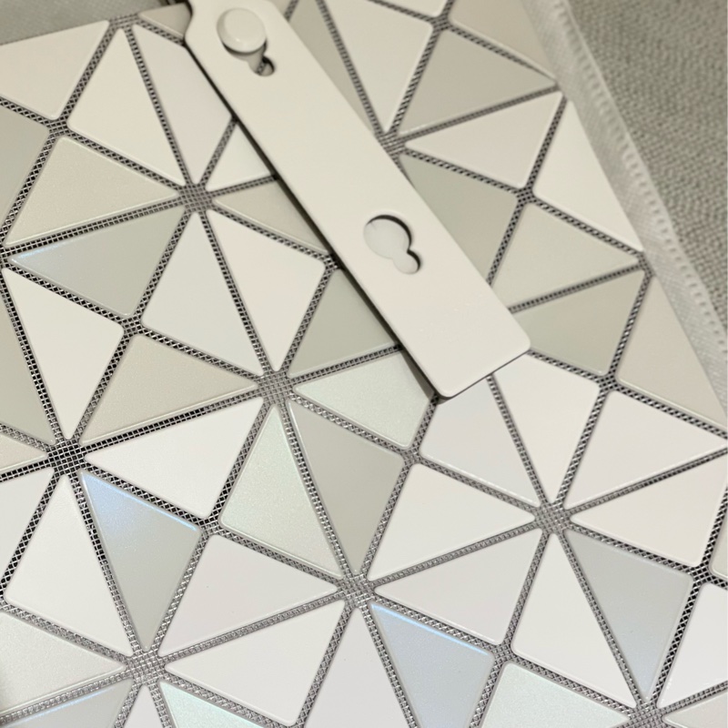 ISSEY MIYAKE 三宅一生 BAOBAO 5月新品 6x6 QUATRO 貝母白-1