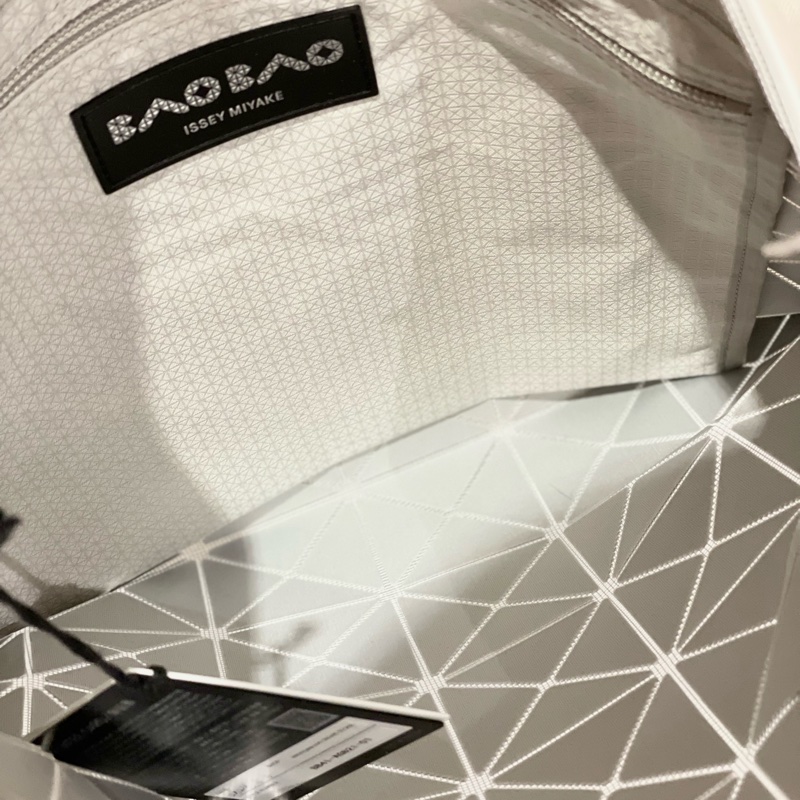 ISSEY MIYAKE 三宅一生 BAOBAO 5月新品 6x6 QUATRO 貝母白-2