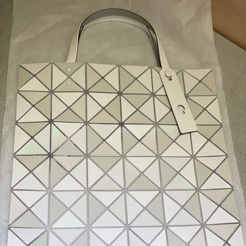 ISSEY MIYAKE 三宅一生 BAOBAO 5月新品 6x6 QUATRO 貝母白-3