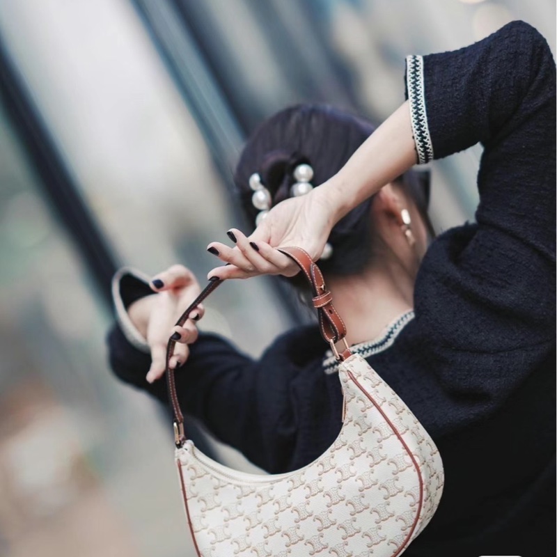 Celine Ava 復古老花腋下包 月亮包 白色-33