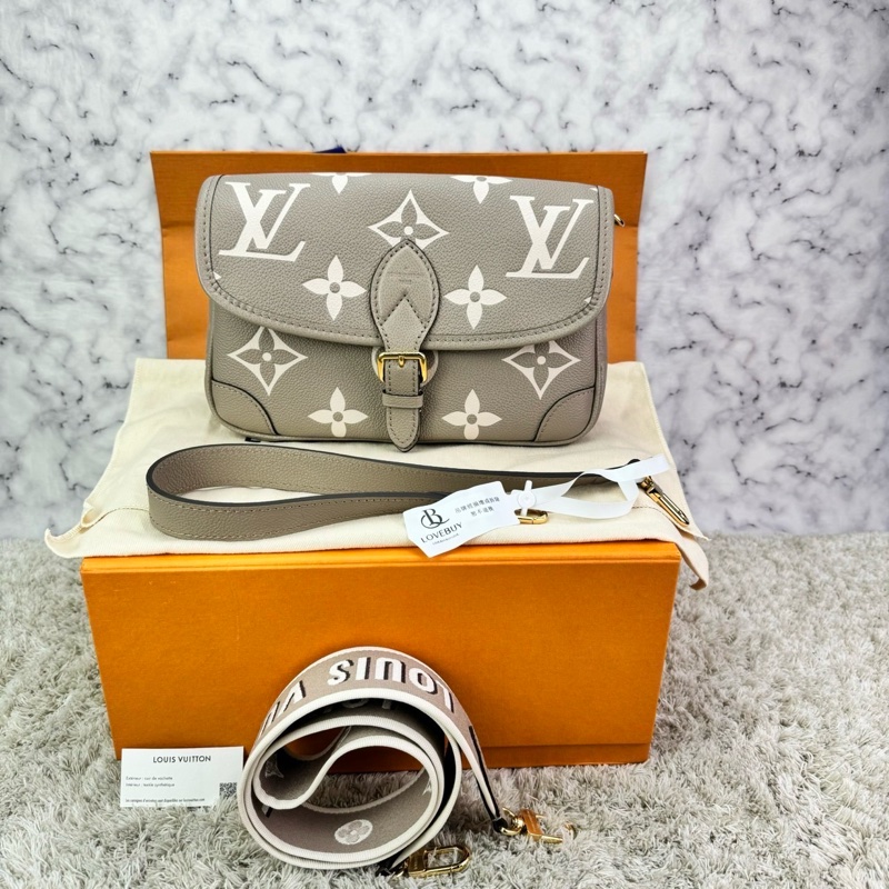 LV M46583經典Diane系列Empreinte牛皮肩/斜背包(米色)-0