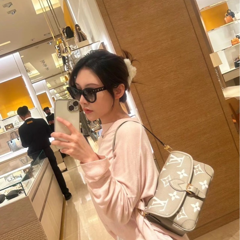 LV M46583經典Diane系列Empreinte牛皮肩/斜背包(米色)-1