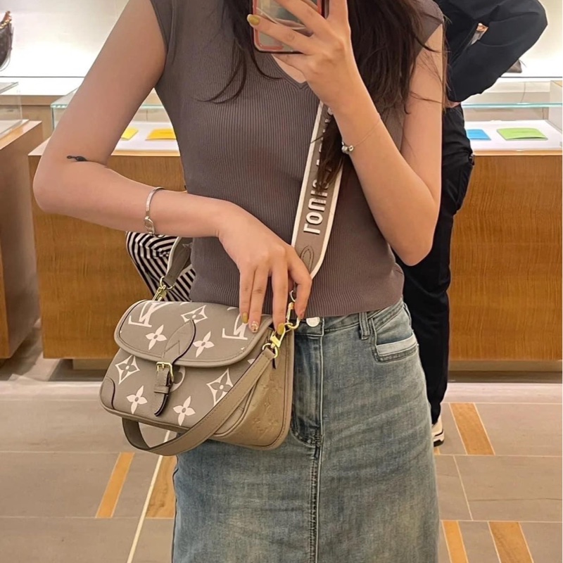 LV M46583經典Diane系列Empreinte牛皮肩/斜背包(米色)-4