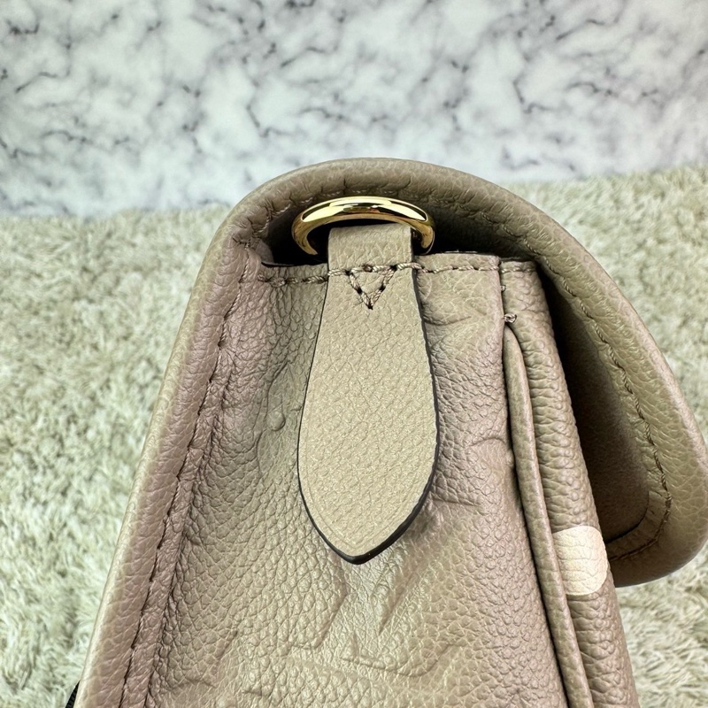LV M46583經典Diane系列Empreinte牛皮肩/斜背包(米色)-17