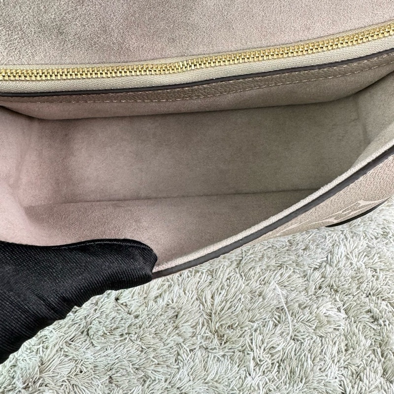 LV M46583經典Diane系列Empreinte牛皮肩/斜背包(米色)-24