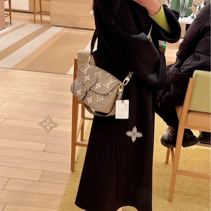 LV M46583經典Diane系列Empreinte牛皮肩/斜背包(米色)-30