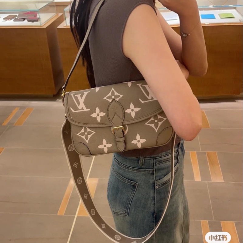 LV M46583經典Diane系列Empreinte牛皮肩/斜背包(米色)-31