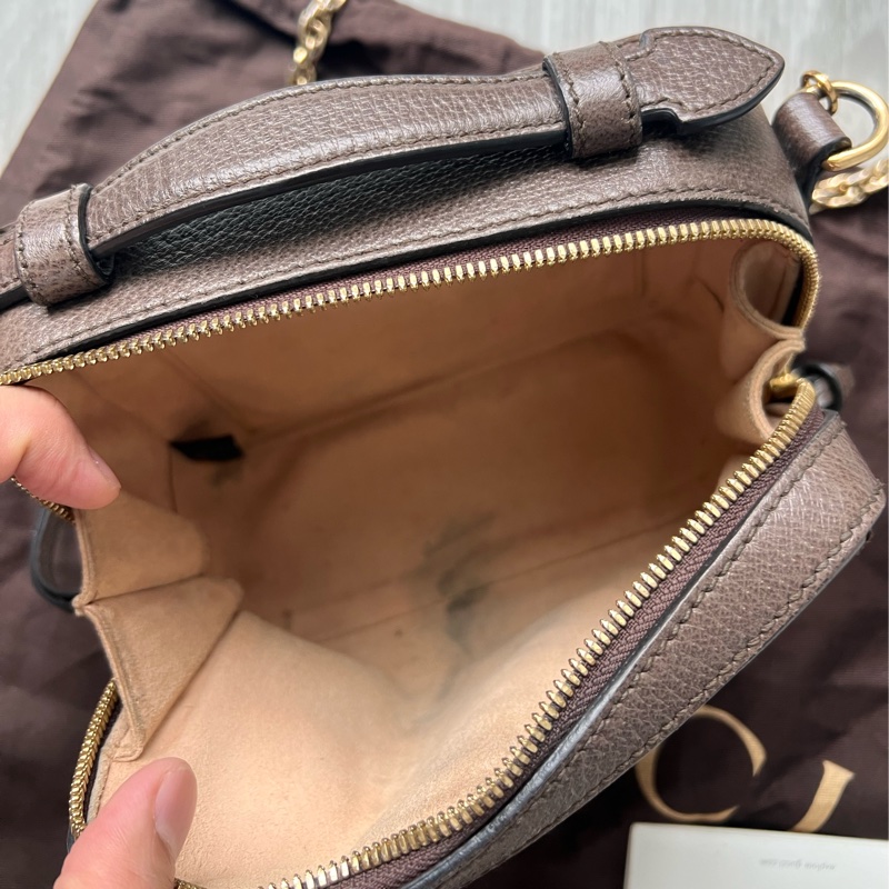 🤎GUCCI GUCCI Ophidia 牛皮飾邊老花帆布相機包(拼接綠紅織帶) 箱包 買材質:牛皮/帆布/織帶/飾面金屬 買65500 現在應該漲到七萬多了 割愛39800 正常使用 超時髦又好用 包體尺寸:約長19.5 寬7.5cm/14.5cm #手機長夾都可入 超好用🤎🤎 背帶長度:垂直於58cm(長度可微調)-9