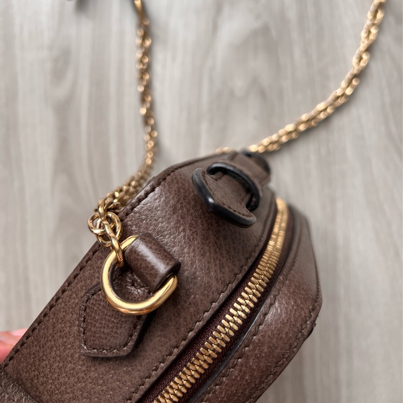 🤎GUCCI GUCCI Ophidia 牛皮飾邊老花帆布相機包(拼接綠紅織帶) 箱包 買材質:牛皮/帆布/織帶/飾面金屬 買65500 現在應該漲到七萬多了 割愛39800 正常使用 超時髦又好用 包體尺寸:約長19.5 寬7.5cm/14.5cm #手機長夾都可入 超好用🤎🤎 背帶長度:垂直於58cm(長度可微調)-14