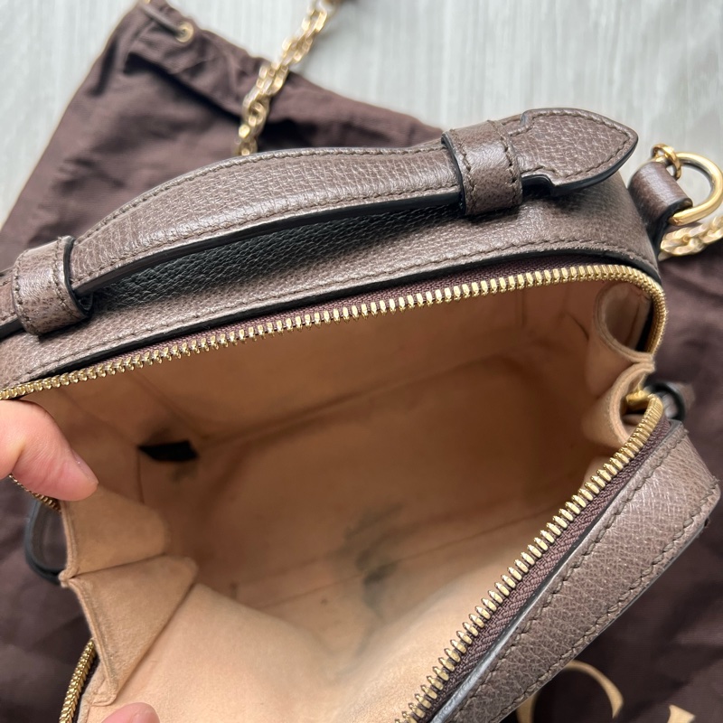 🤎GUCCI GUCCI Ophidia 牛皮飾邊老花帆布相機包(拼接綠紅織帶) 箱包 買材質:牛皮/帆布/織帶/飾面金屬 買65500 現在應該漲到七萬多了 割愛39800 正常使用 超時髦又好用 包體尺寸:約長19.5 寬7.5cm/14.5cm #手機長夾都可入 超好用🤎🤎 背帶長度:垂直於58cm(長度可微調)-18