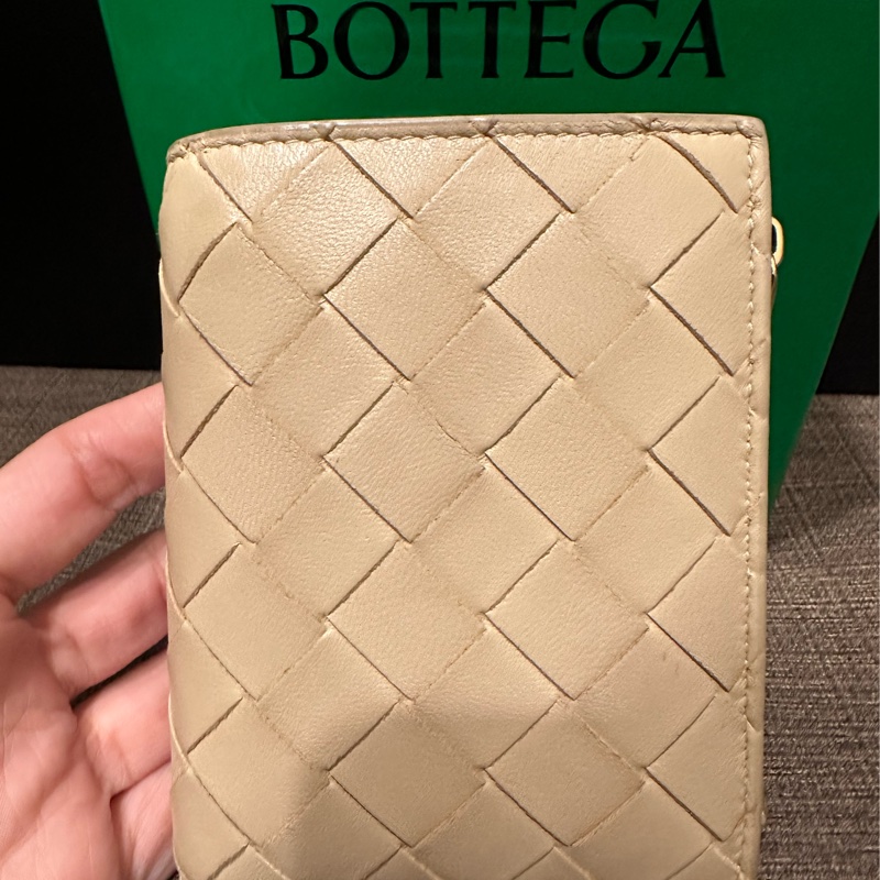 BOTTEGA VENETA 經典編織小牛皮暗釦短夾 燕麥色 金釦Porridge-Gold flap purse-10