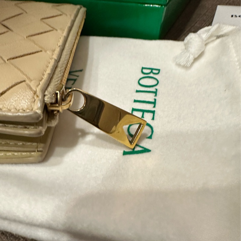 BOTTEGA VENETA 經典編織小牛皮暗釦短夾 燕麥色 金釦Porridge-Gold flap purse-19