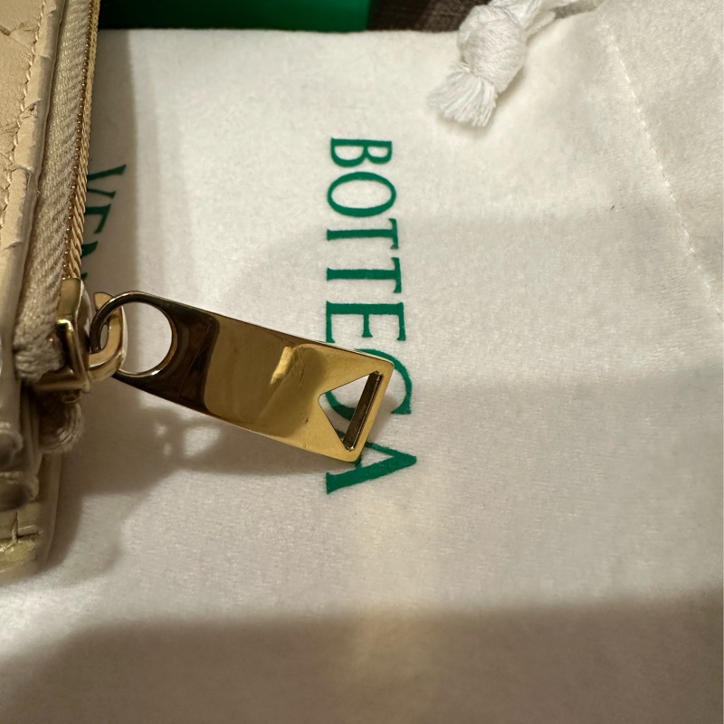 BOTTEGA VENETA 經典編織小牛皮暗釦短夾 燕麥色 金釦Porridge-Gold flap purse-20
