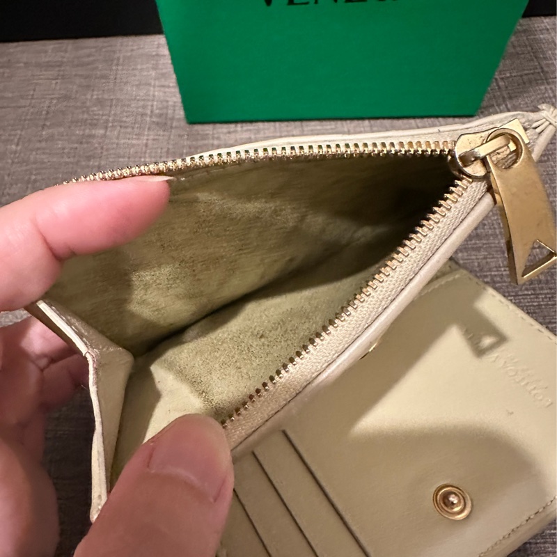 BOTTEGA VENETA 經典編織小牛皮暗釦短夾 燕麥色 金釦Porridge-Gold flap purse-30