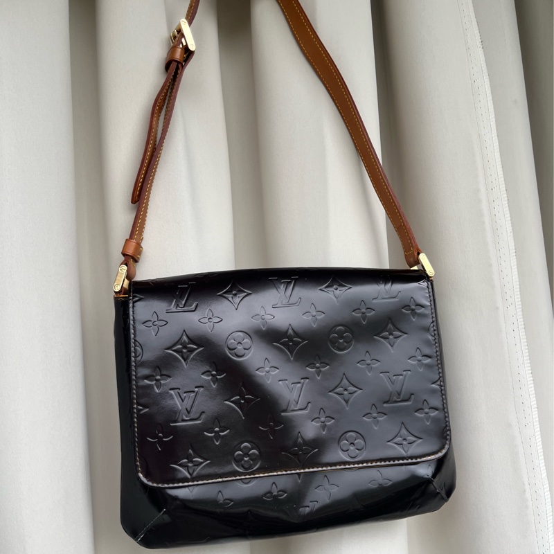 LV 老花 肩背包 腋下包 男女通用 黑 五金發亮-4