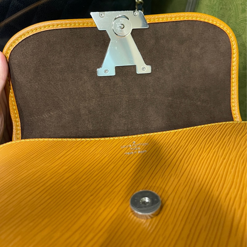 他團售出❌美品🎁櫃上76500🔥LV Buci 蜜蠟 焦糖色LOUIS VUITTON/側背包/肩背包/M59459 法棍包 腋下包 斜揹包-24