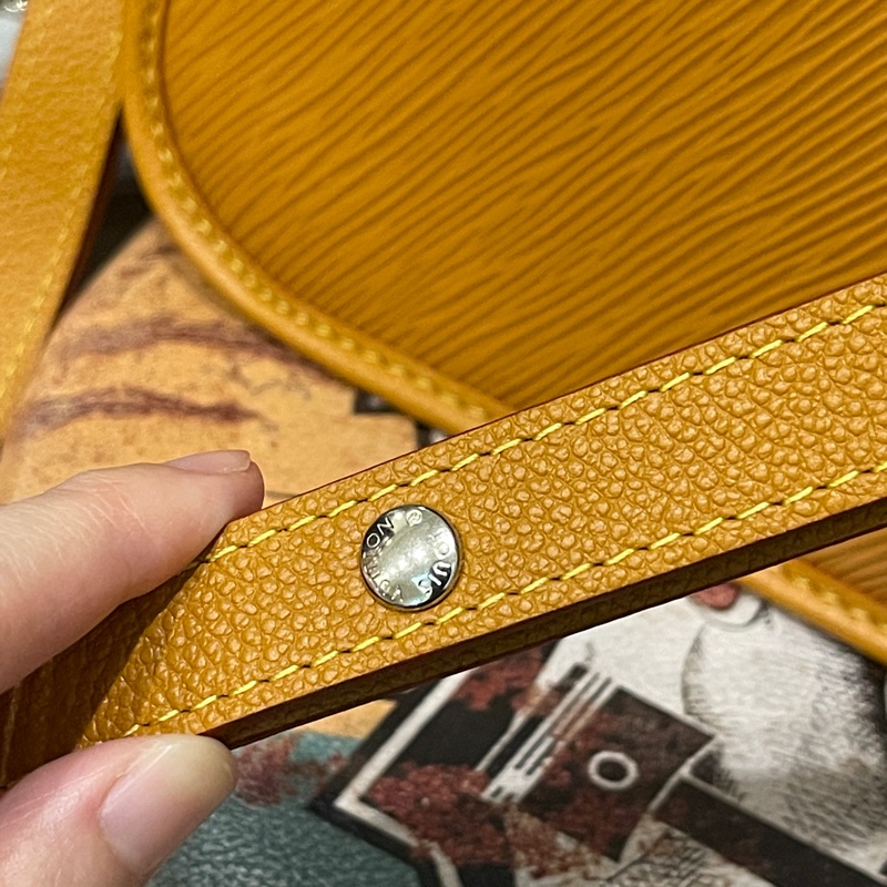 他團售出❌美品🎁櫃上76500🔥LV Buci 蜜蠟 焦糖色LOUIS VUITTON/側背包/肩背包/M59459 法棍包 腋下包 斜揹包-16