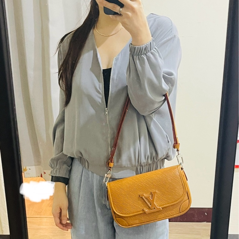 他團售出❌美品🎁櫃上76500🔥LV Buci 蜜蠟 焦糖色LOUIS VUITTON/側背包/肩背包/M59459 法棍包 腋下包 斜揹包-19