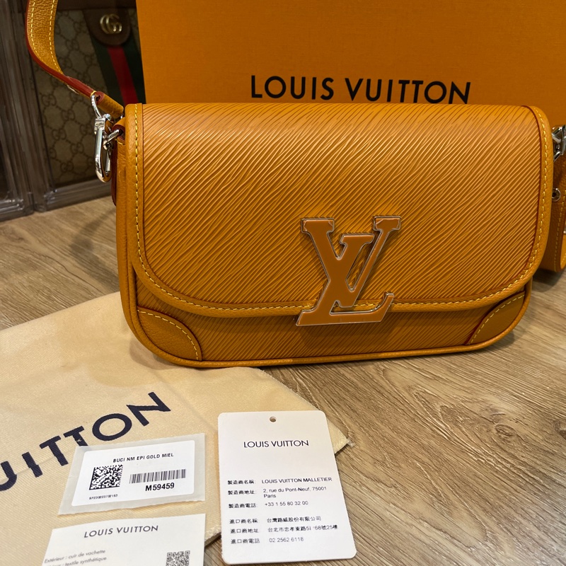 他團售出❌美品🎁櫃上76500🔥LV Buci 蜜蠟 焦糖色LOUIS VUITTON/側背包/肩背包/M59459 法棍包 腋下包 斜揹包-1