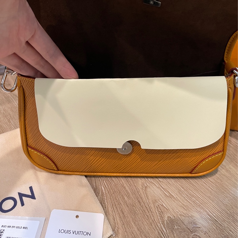 他團售出❌美品🎁櫃上76500🔥LV Buci 蜜蠟 焦糖色LOUIS VUITTON/側背包/肩背包/M59459 法棍包 腋下包 斜揹包-3