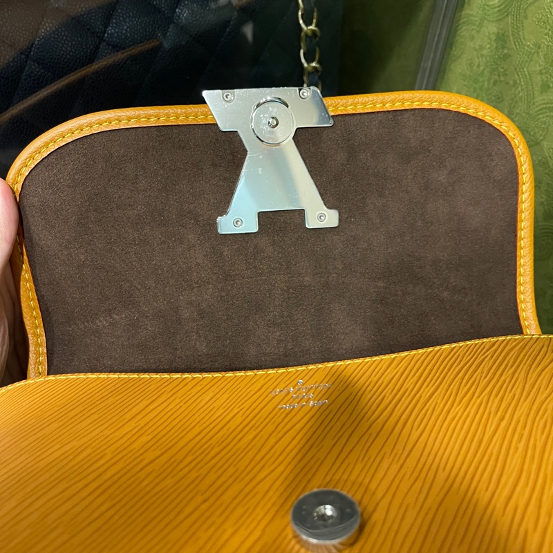 他團售出❌美品🎁櫃上76500🔥LV Buci 蜜蠟 焦糖色LOUIS VUITTON/側背包/肩背包/M59459 法棍包 腋下包 斜揹包-22