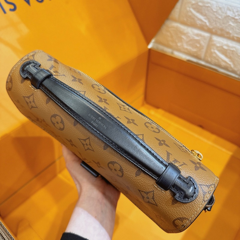 LV拼色郵差包-14