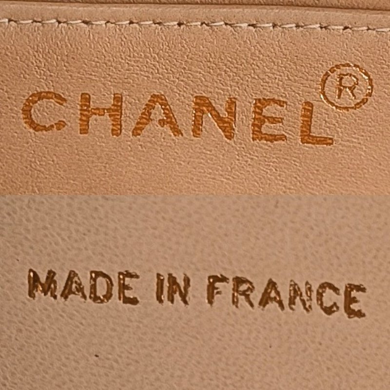 CHANEL Vintage Beige Patent Leather Round Vanity Handbag-4