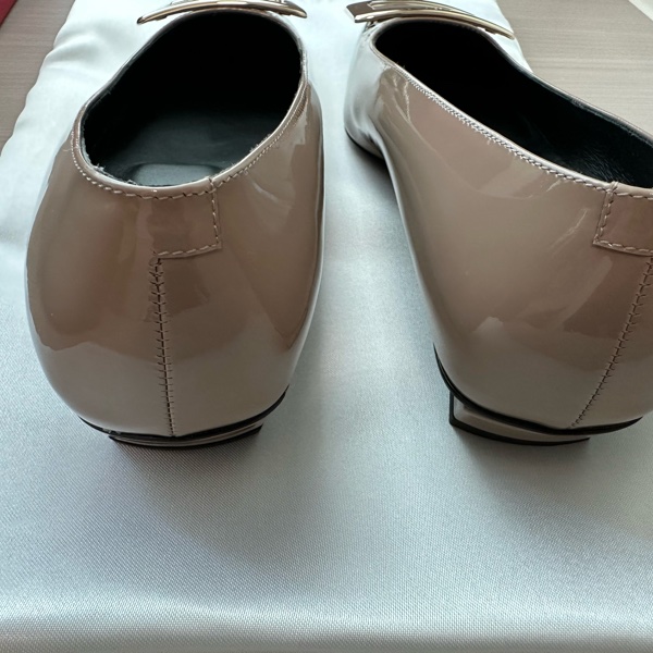 Roger Vivier 大象灰平底鞋-6
