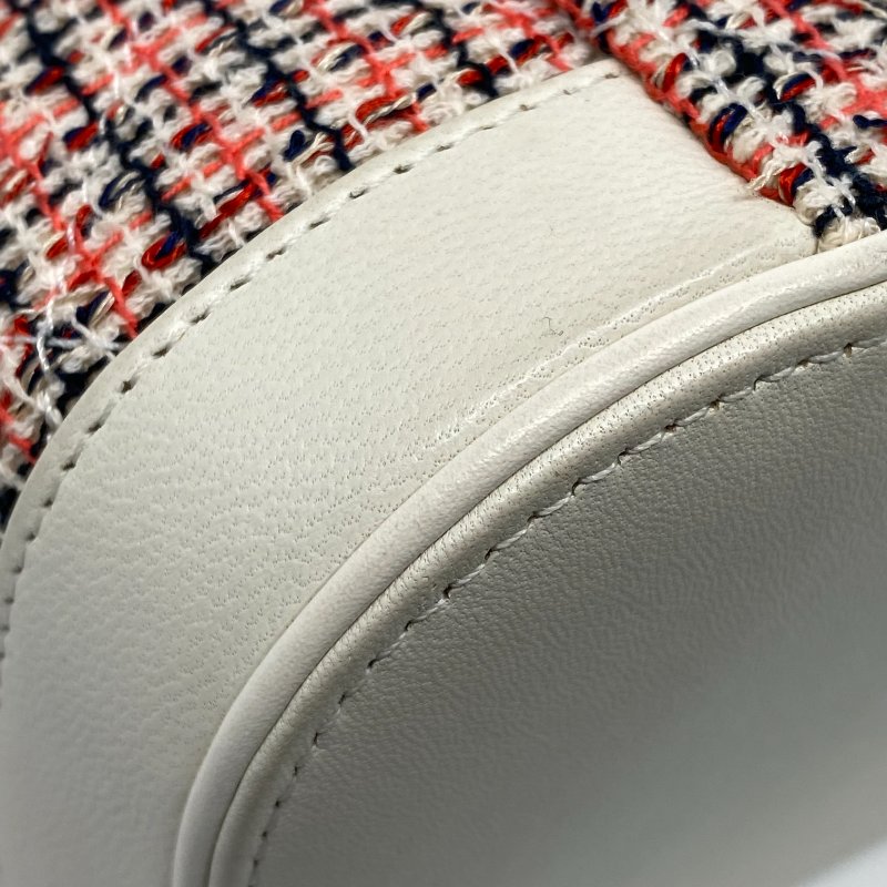 △ Chanel 香奈兒 White Lambskin Tweed Gold-tone Metal Chain Vanity Case 白色羊皮斜紋軟呢金色金屬鏈條化妝箱 AS0323 - 237013802-9