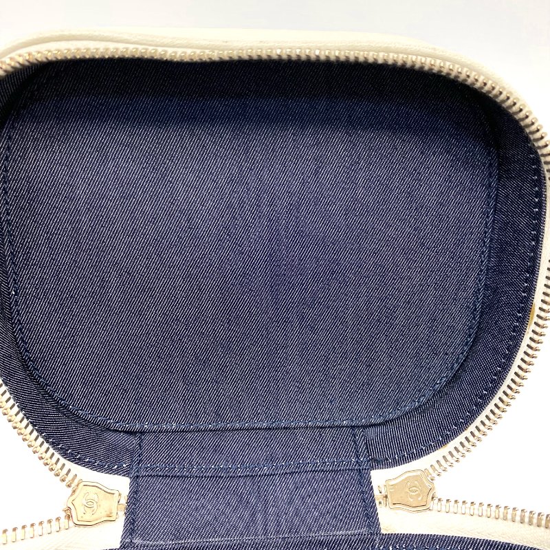 △ Chanel 香奈兒 White Lambskin Tweed Gold-tone Metal Chain Vanity Case 白色羊皮斜紋軟呢金色金屬鏈條化妝箱 AS0323 - 237013802-17