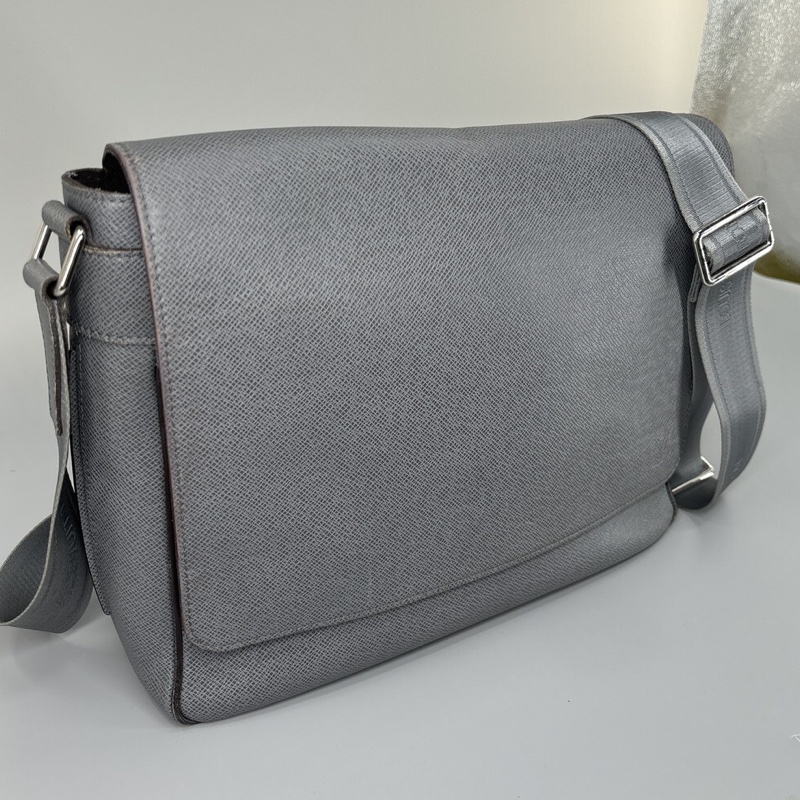 LOUIS VUITTON 大象灰皮革 側背包-1