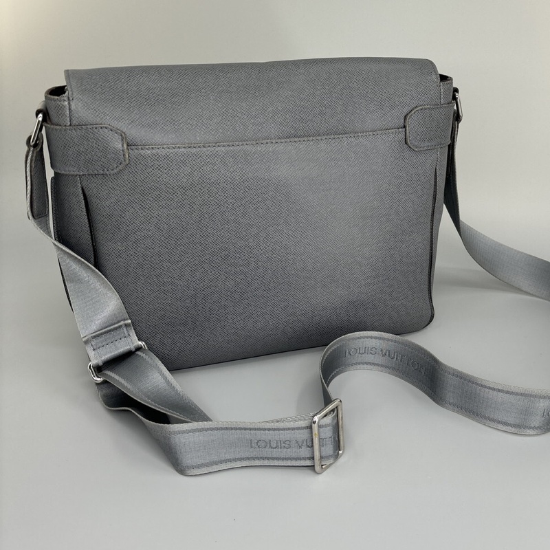LOUIS VUITTON 大象灰皮革 側背包-2