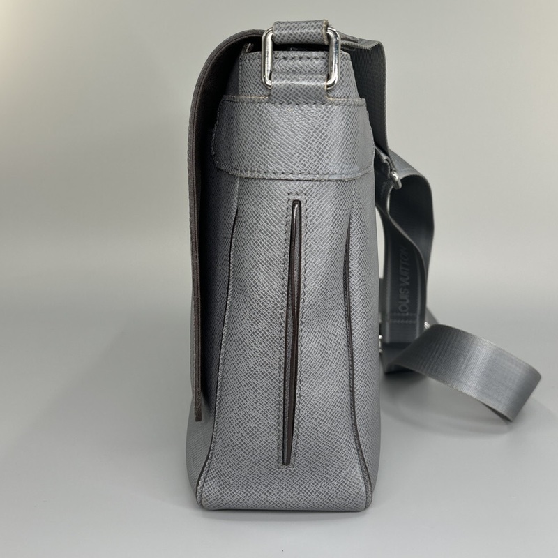 LOUIS VUITTON 大象灰皮革 側背包-3