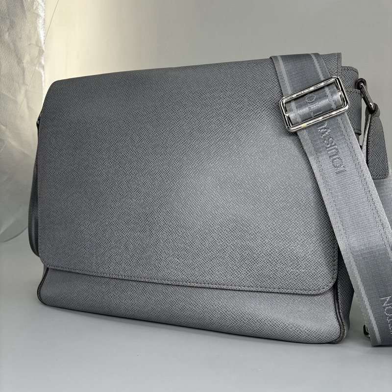 LOUIS VUITTON 大象灰皮革 側背包-8