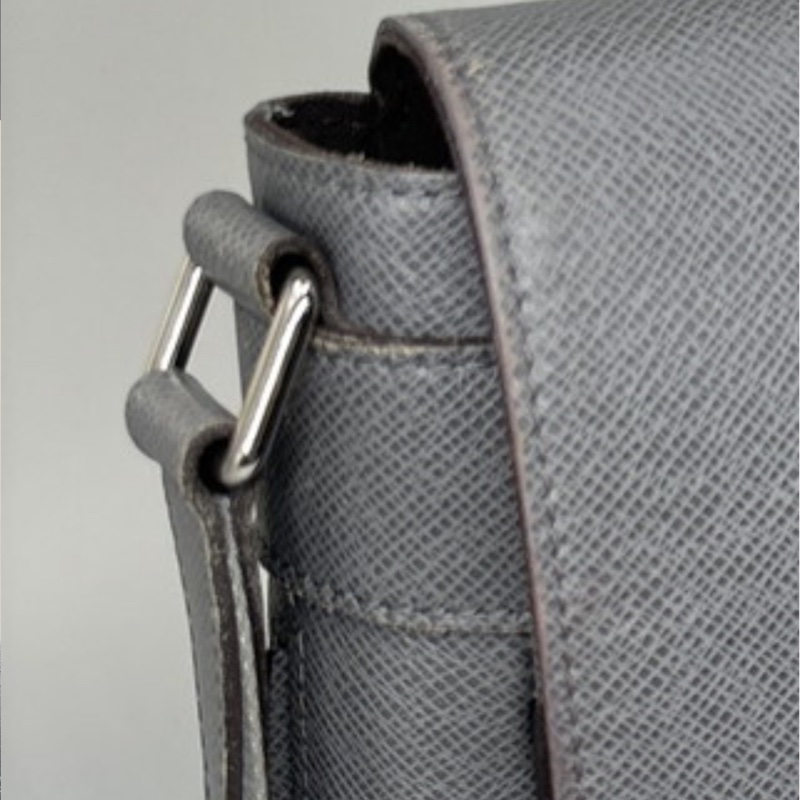 LOUIS VUITTON 大象灰皮革 側背包-18