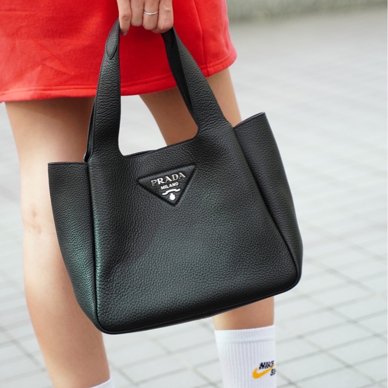 Prada 牛皮夾層三角手提包(1BG335-黑)-0